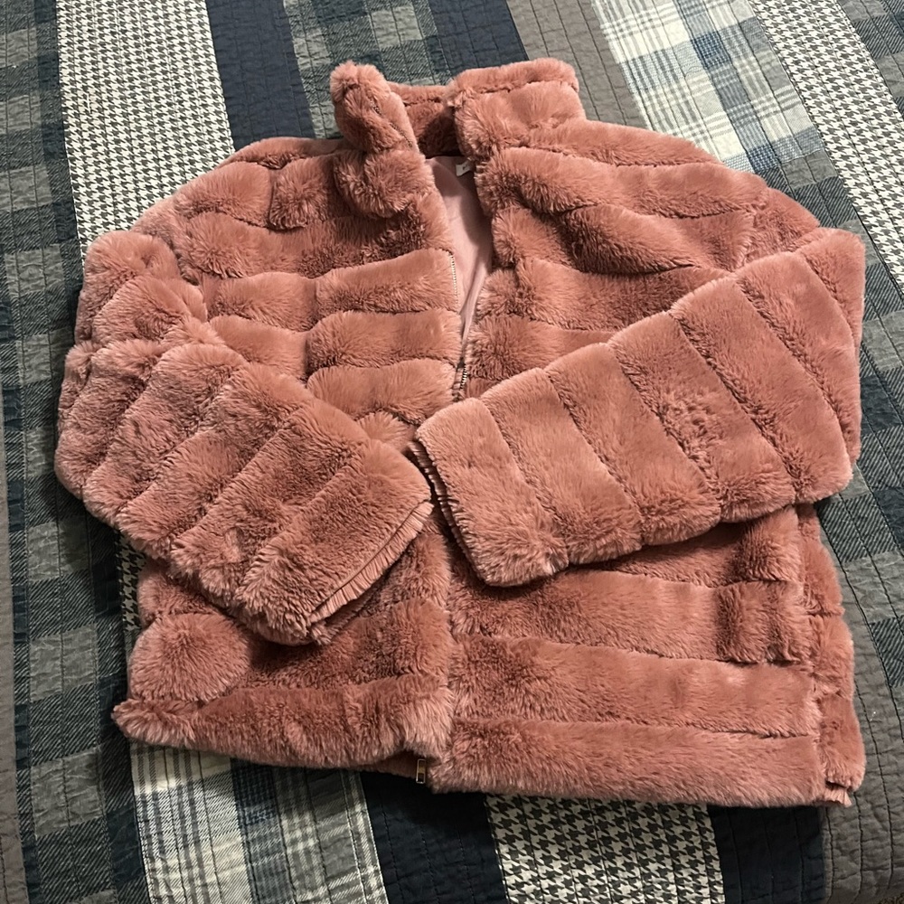 NWT faux fur crop mauve zip up jacket